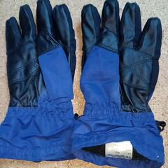 子供用スキーキャップと手袋の画像