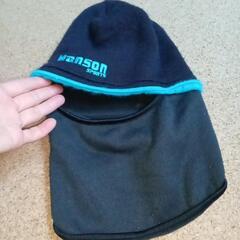 子供用スキーキャップと手袋の画像