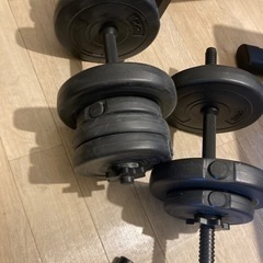 筋トレ用ベンチ、ダンベルの画像