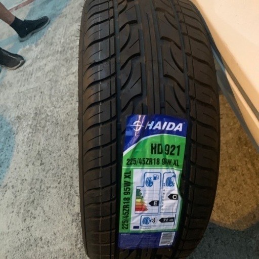 車のパーツ タイヤ、