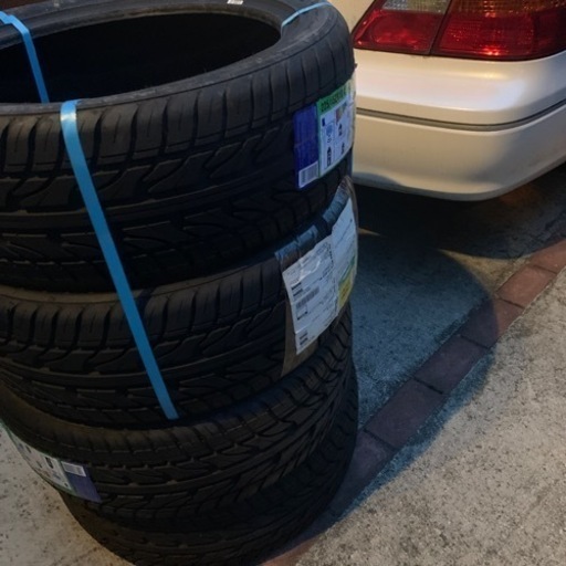 車のパーツ タイヤ、