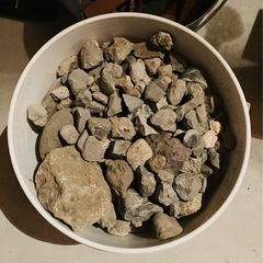 小石　20リットルペール缶一杯