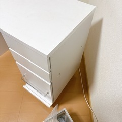 白 パソコンデスク ２年使用 ゼロ円 無料 分解済みの画像