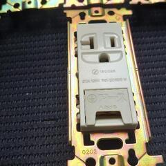 埋込アースターミナル付 ダブルコンセント　松下電工の画像
