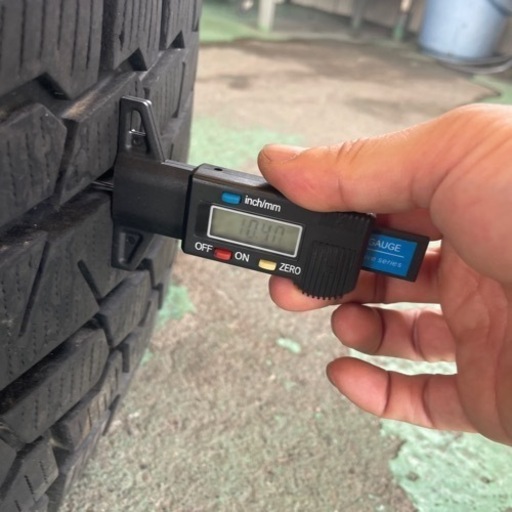 車のパーツ タイヤ、ホイール
