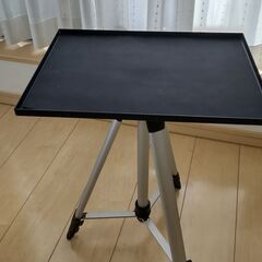 プロジェクターの台（三脚式）の画像