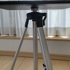 プロジェクターの台（三脚式）の画像