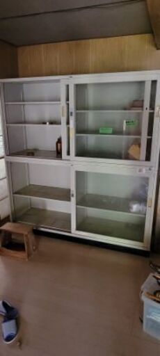 スチール製（ガラス引き戸）書棚です/引き取りに来ていただける方限定