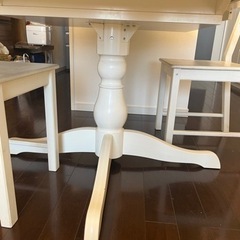 白い丸テーブル