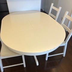白い丸テーブル