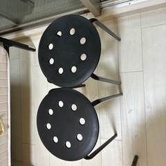 丸椅子2つ