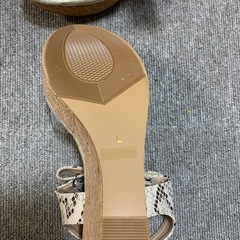 NOUBELVOUG RELAXのパイソン柄のサンダルの画像