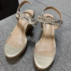 NOUBELVOUG RELAXのパイソン柄のサンダルの画像