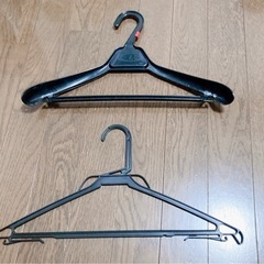 黒プラスチックハンガー＆スカートハンガー＆針金ハンガー＆白系ハンガーまとめて10本:洗濯用品:家庭用品の画像
