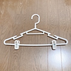 黒プラスチックハンガー＆スカートハンガー＆針金ハンガー＆白系ハンガーまとめて10本:洗濯用品:家庭用品の画像