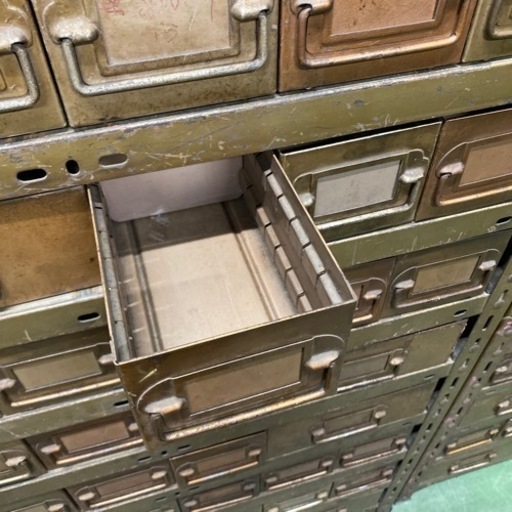 ★【値下げしました‼️】ヴィンテージ 業務用/インダストリアル スチール棚/物品棚（対荷重100kg/段）