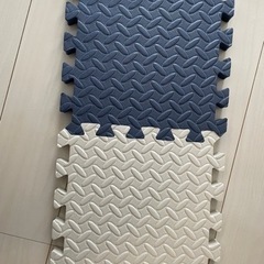 ジョイントマット（ほぼ新品）　ホワイト×ネイビー　30×30×2.5cm×16枚＋サイドパーツ付きの画像