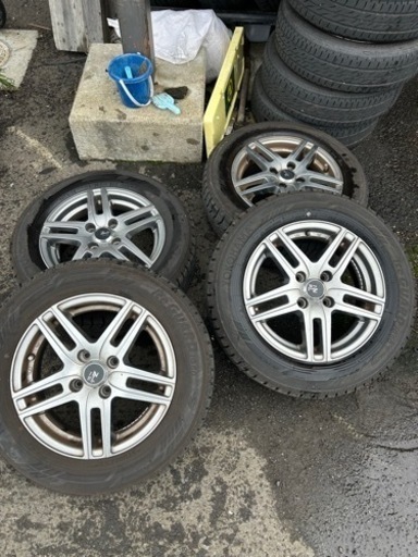 車のパーツ タイヤ、ホイール　アクアに使用　スタッドレス