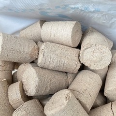 在庫できました！もらって下さい！キャンプの焚き火にオススメ！木粉圧縮材の画像