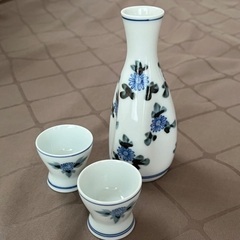 美品★花柄の徳利＆おちょこ×2個セット　酒器　とっくり　昭和レトロ　ヴィンテージ品  ◎ 青いお花が描かれた徳利＆おちょこ×2個セットの画像