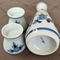 美品★花柄の徳利＆おちょこ×2個セット　酒器　とっくり　昭和レトロ　ヴィンテージ品  ◎ 青いお花が描かれた徳利＆おちょこ×2個セットの画像