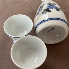 美品★花柄の徳利＆おちょこ×2個セット　酒器　とっくり　昭和レトロ　ヴィンテージ品  ◎ 青いお花が描かれた徳利＆おちょこ×2個セットの画像