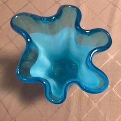 美品★水色のフリルガラスの花瓶 波形 高さ20cm  ◎涼しげな水色と白いグラデーションが美しいガラスの波形の花瓶の画像