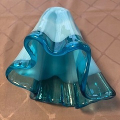 美品★水色のフリルガラスの花瓶 波形 高さ20cm  ◎涼しげな水色と白いグラデーションが美しいガラスの波形の花瓶の画像
