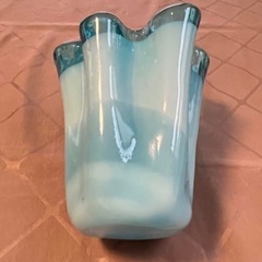 美品★水色のフリルガラスの花瓶 波形 高さ20cm  ◎涼しげな水色と白いグラデーションが美しいガラスの波形の花瓶の画像