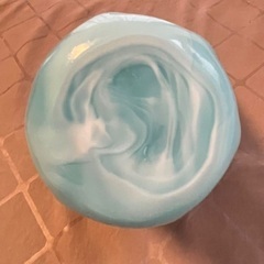 美品★水色のフリルガラスの花瓶 波形 高さ20cm  ◎涼しげな水色と白いグラデーションが美しいガラスの波形の花瓶の画像