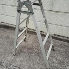 アルミ脚立　高さ胸元下くらい