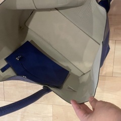 青いかばんの画像