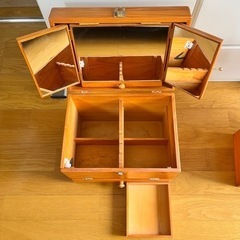 【お値下げ中】木製 三面鏡 ドレッサー コスメボックス メイクボックス 化粧箱 薬箱 救急箱　家具 収納家具 キャビネットの画像