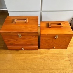 【お値下げ中】木製 三面鏡 ドレッサー コスメボックス メイクボックス 化粧箱 薬箱 救急箱　家具 収納家具 キャビネットの画像