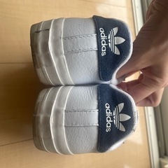 24cm adidasスニーカーの画像