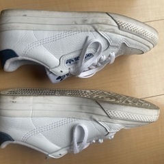 24cm adidasスニーカーの画像