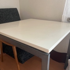 IKEAテーブル(正方形)(椅子は含まれません)