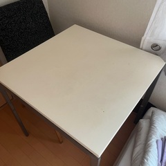IKEAテーブル(正方形)(椅子は含まれません)の画像