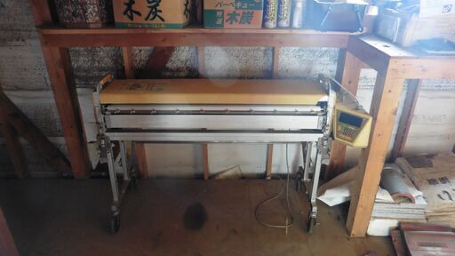 自動壁紙糊付機