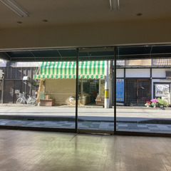 三町目成城ビル　1階路面店　元ブティック、正面ガラス張りです。