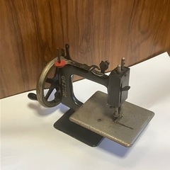 アンティークな手回しミシンの画像