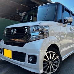 安心の1年保証付き☆25年式ターボ！月々1.3万円〜分割払い可❗️ 車検2年付き！【名義変更代込み】大人気☆ホンダ N-BOXカスタム☆ナビ付き☆走行中DVD見れます☆ETC付き☆両側電動スライドドア☆ステアリングスイッチ付き☆ドラレコ付き☆スマートキー☆フルオートエアコン☆事故修復歴無し☆そのまま乗って帰れます❗️の画像