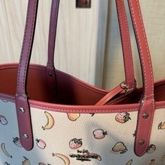 【7月14日まで掲載】コーチ フルーツ柄　リバーシブルトートバッグ  ピンク の画像