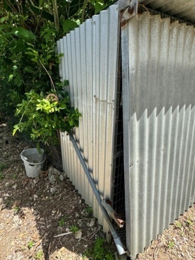 シャッター式ニワトリ小屋
