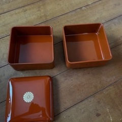 菊の紋章 お盆、重箱の画像