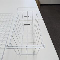 ワイヤーネット　ワイヤーバスケット　クリアファイル約100枚　中古　雑貨　台所　洗面　壁　インテリアの画像