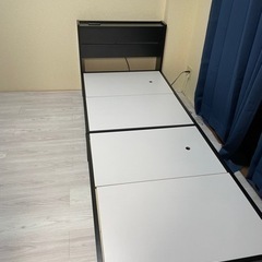 クイーンサイズマットレス、セミシングルベッドフレーム2台