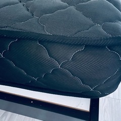 クイーンサイズマットレス、セミシングルベッドフレーム2台の画像