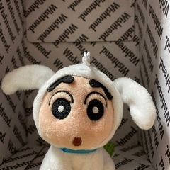 シロの被り物を被ったクレヨンしんちゃん