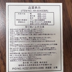 小さな木目調テーブルの画像